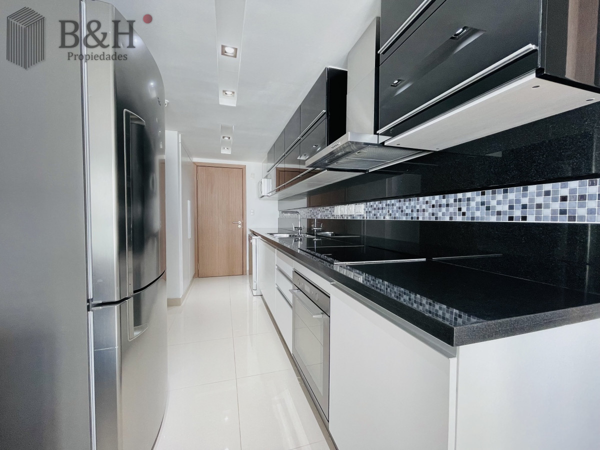 Apartamento ID.3294 - Apartamento con Vista al Mar de 3 Dormitorios y Dependencia + Parrillero en Playa Brava, Punta del Este 