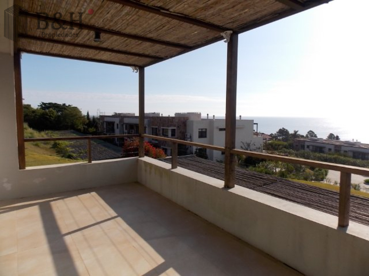 Apartamento ID.6472 - Excelente y amplio departamento duplex en venta de 3 dormitorios mas dependencia con parrillero, Punta Ballena