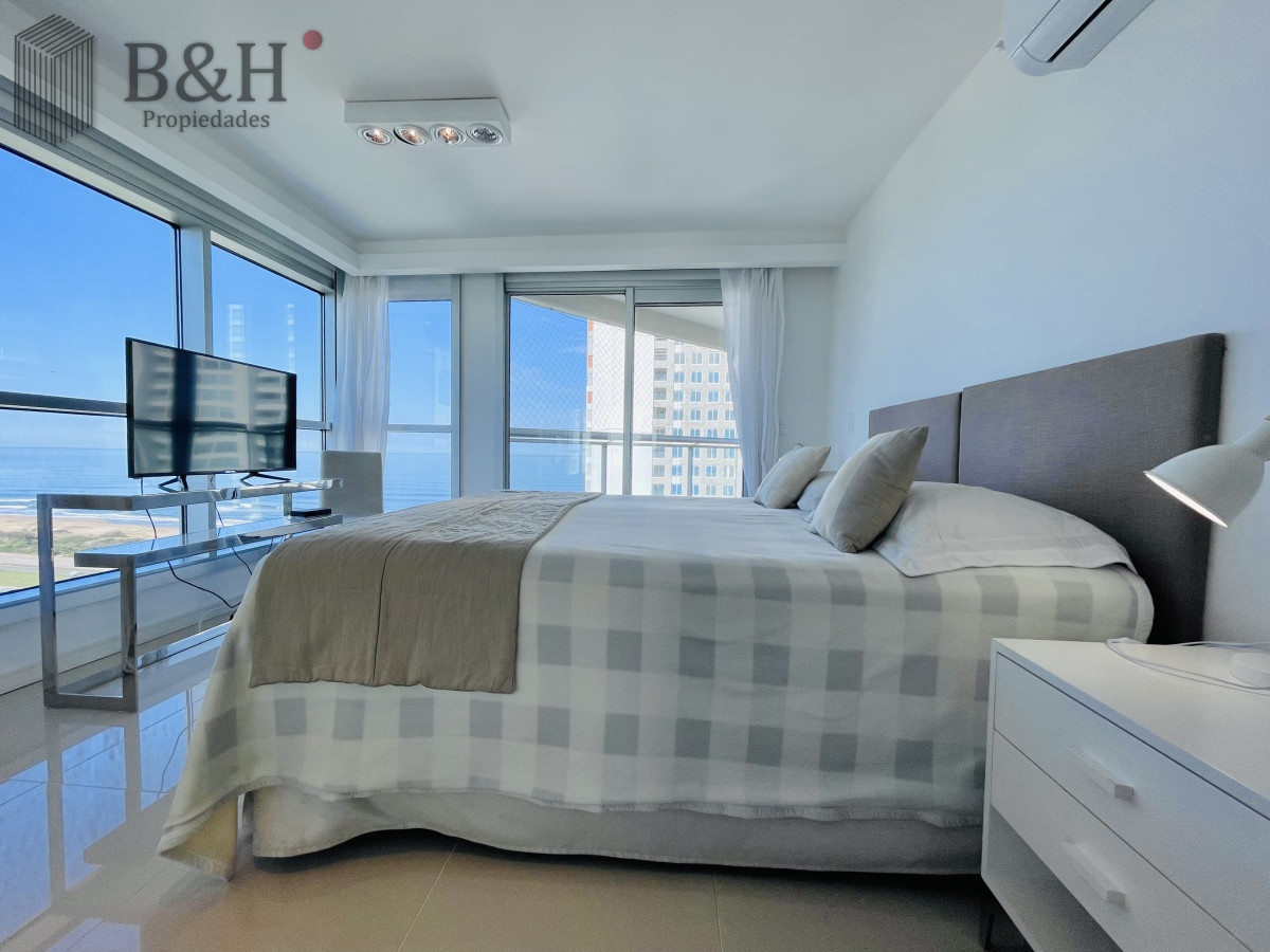 Apartamento ID.3294 - Apartamento con Vista al Mar de 3 Dormitorios y Dependencia + Parrillero en Playa Brava, Punta del Este 