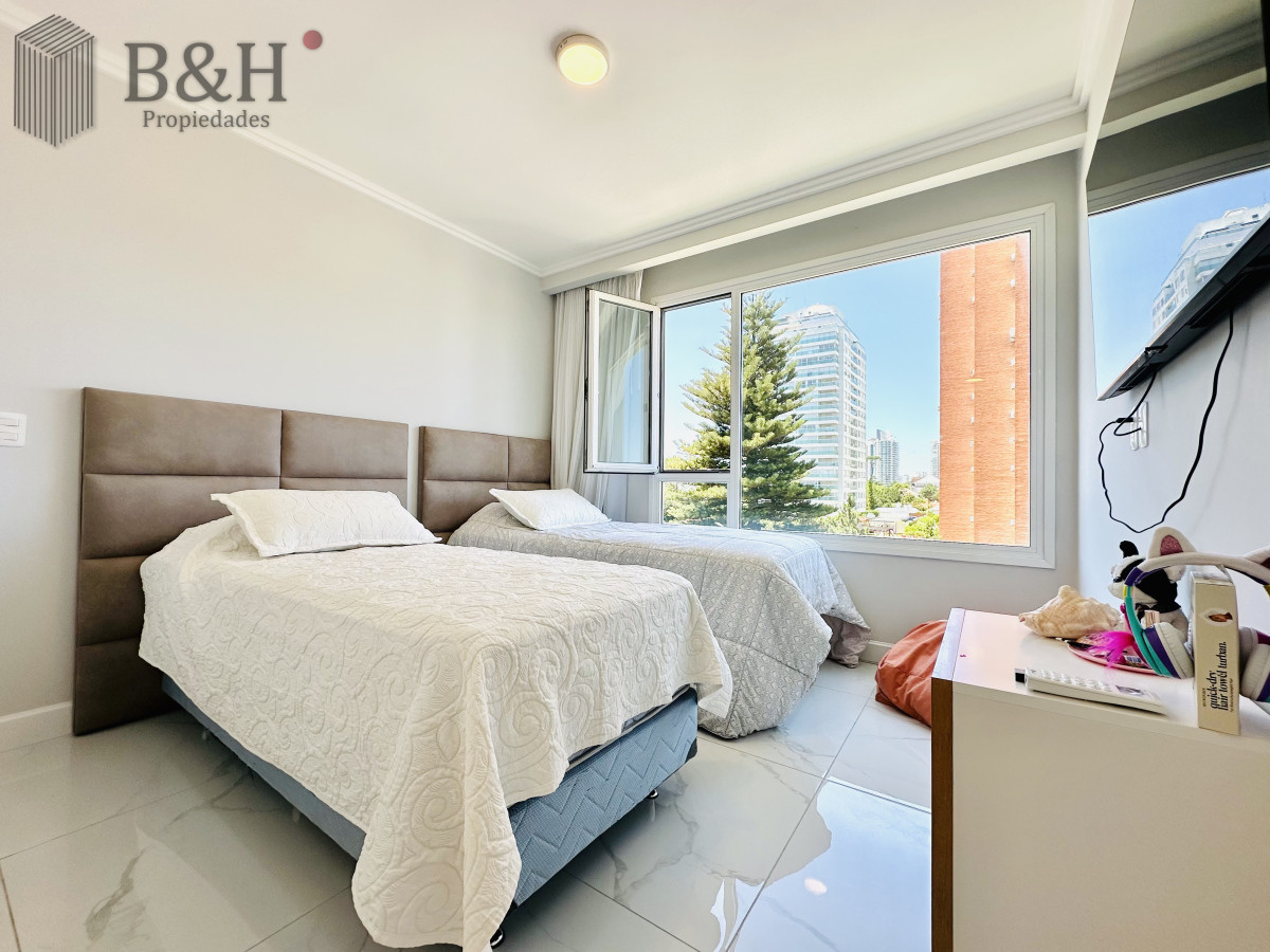 Apartamento ID.3916 - Apartamento Frente al Mar de 3 Dormitorios y Dependencia en Playa Mansa, Punta del Este 