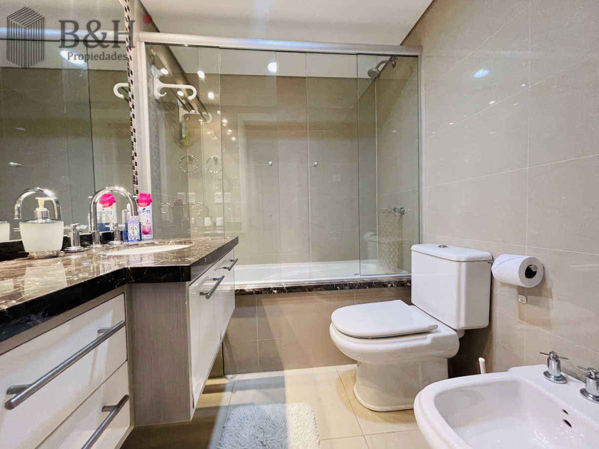 Apartamento ID.1717 - Alquiler temporario de apartamento piso alto de dos dormitorios con parrillero a gas en terraza, Playa Mansa 