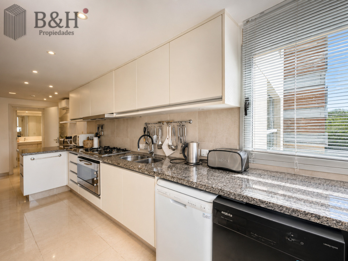 Apartamento ID.6544 - Venta de apartamento de 3 dormitorios sobre primera fila de Playa Brava, Punta del Este