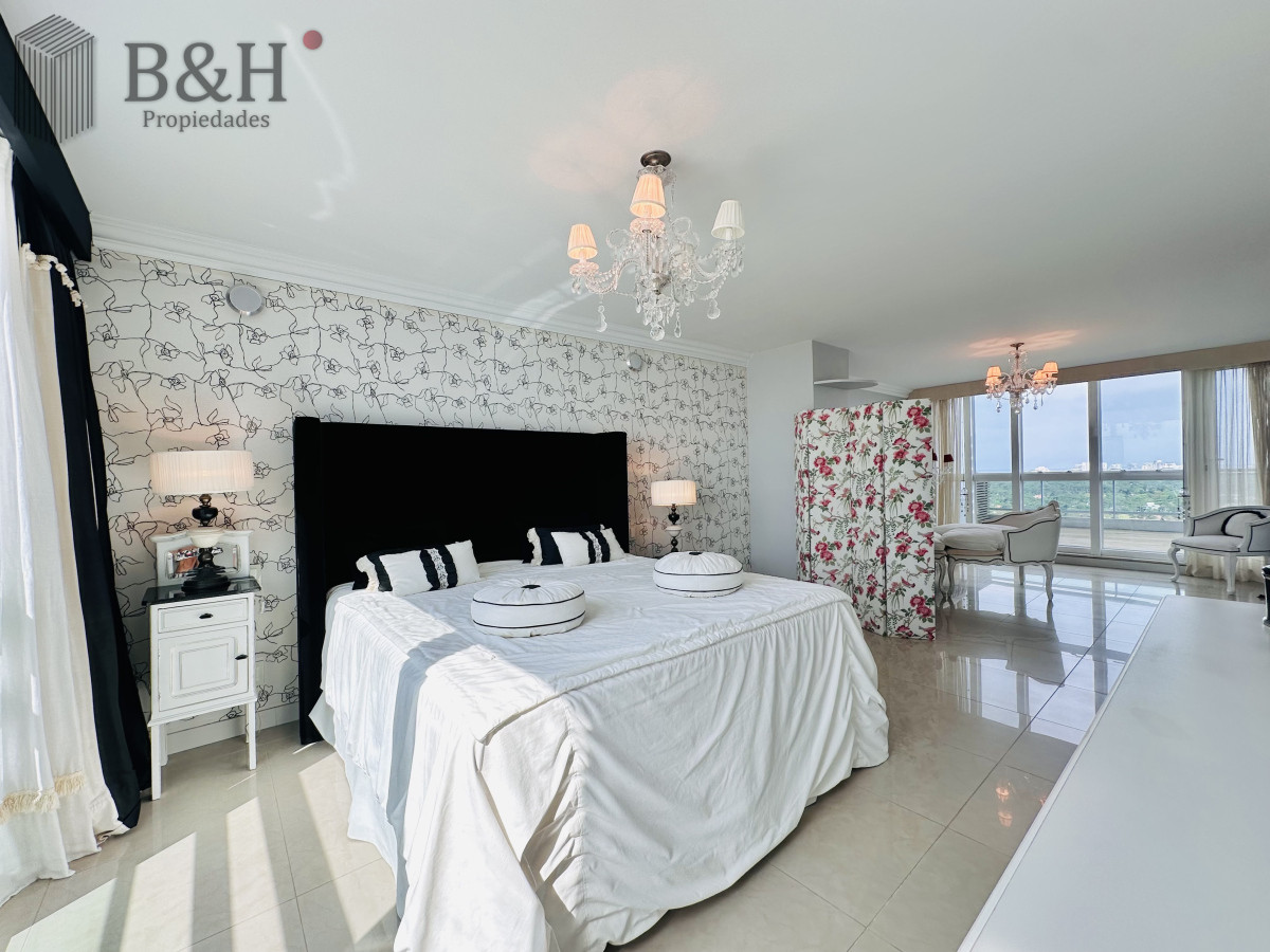 Apartamento ID.4496 - Lujoso Penthouse de 4 Dormitorios con Vista al Mar sobre Playa Mansa, Punta del Este