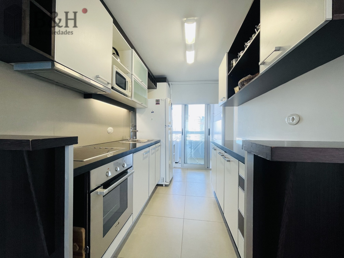 Apartamento ID.3186 - Apartamento con Vista al Mar de 2 Dormitorios a Una Cuadra de la Playa, Punta del Este