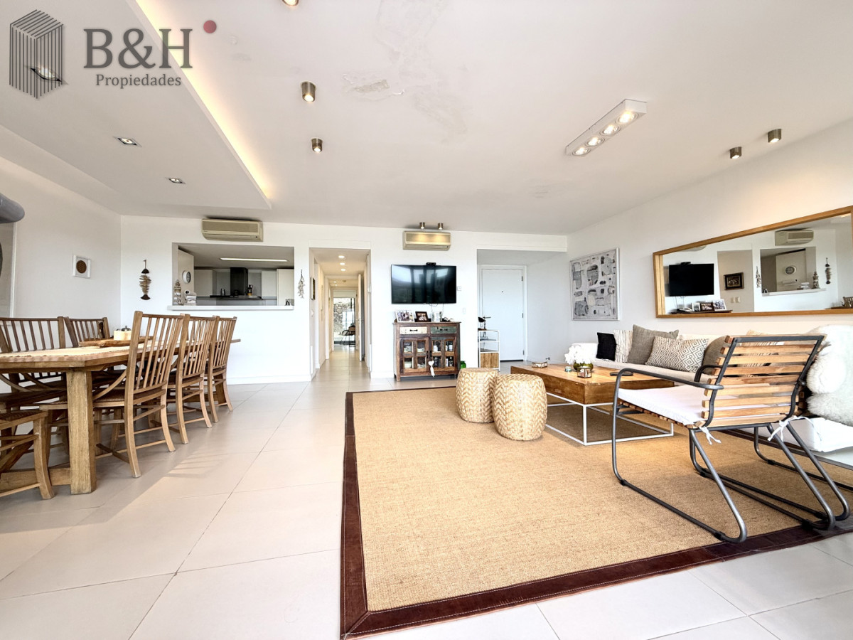Apartamento ID.7065 - Venta de hermoso departamento de 2 dormitorios más parrillero en Punta Ballena 
