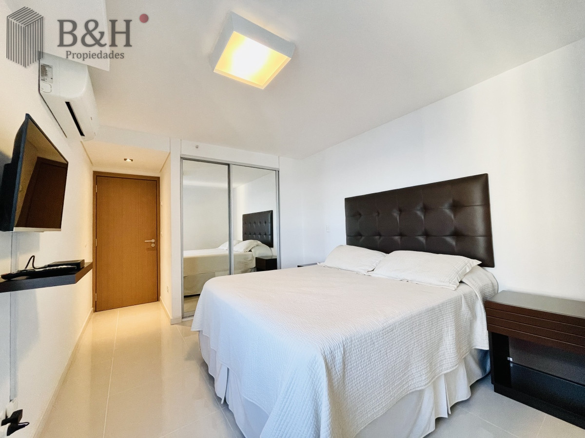 Apartamento ID.3262 - Apartamento de 3 Dormitorios y Dependencia, con Parrillero y Vista al Mar en Playa Brava, Punta del Este 