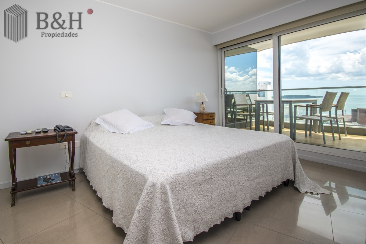 Apartamento ID.5677 - Excelente Apartamento de 2 Dormitorios y Dependencia de Servicio en Playa Mansa
