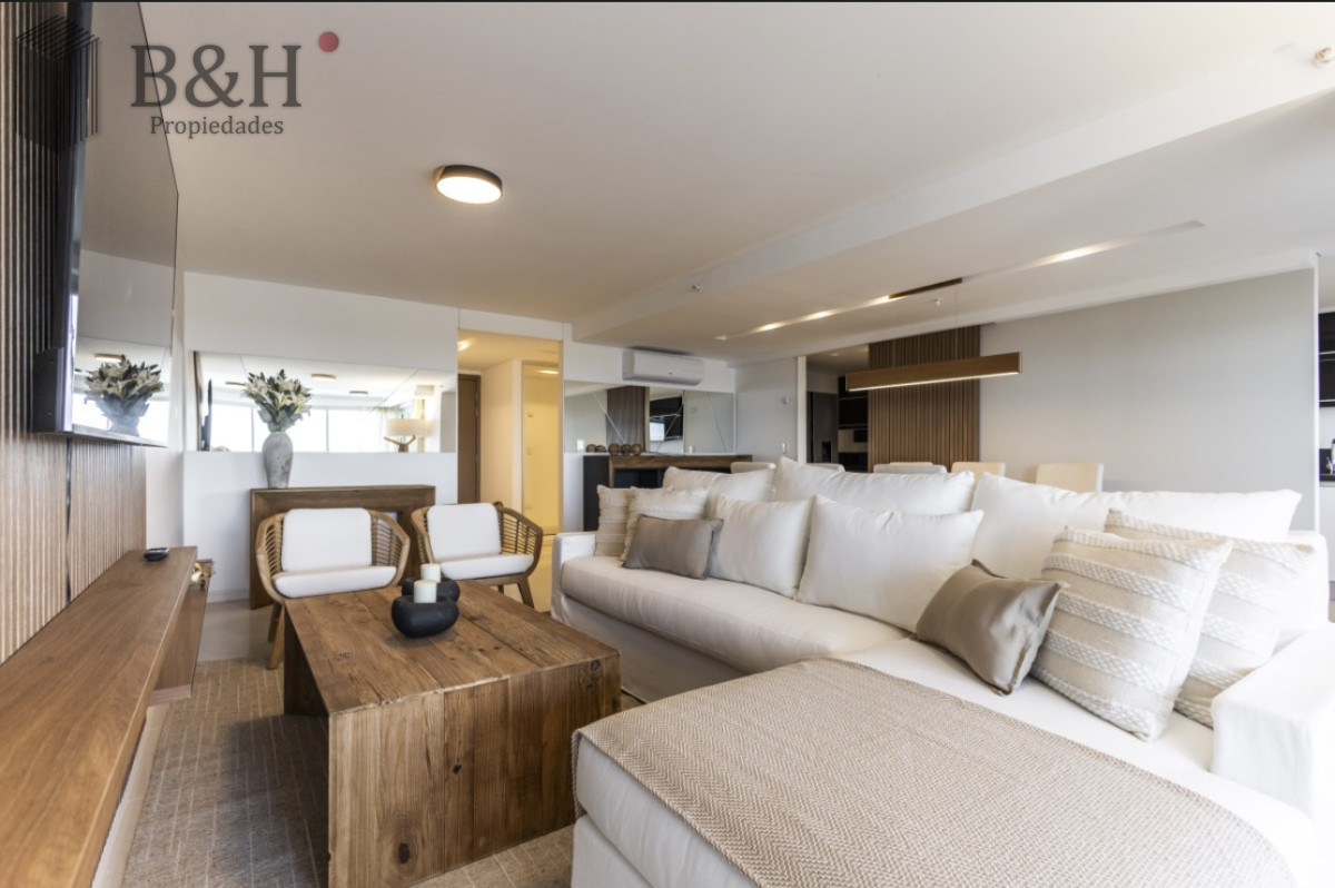 Apartamento ID.5441 - Moderno Penthouse con Vista al Mar, en Playa Brava, 3 Dormitorios con Parrillero y Dependencia de servicio