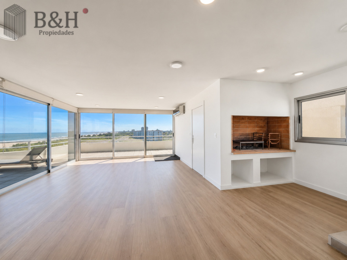 Apartamento ID.7890 - Penthouse de 3 Dormitorios con Barbacoa en Primera Línea del Mar, Playa Brava Punta del Este