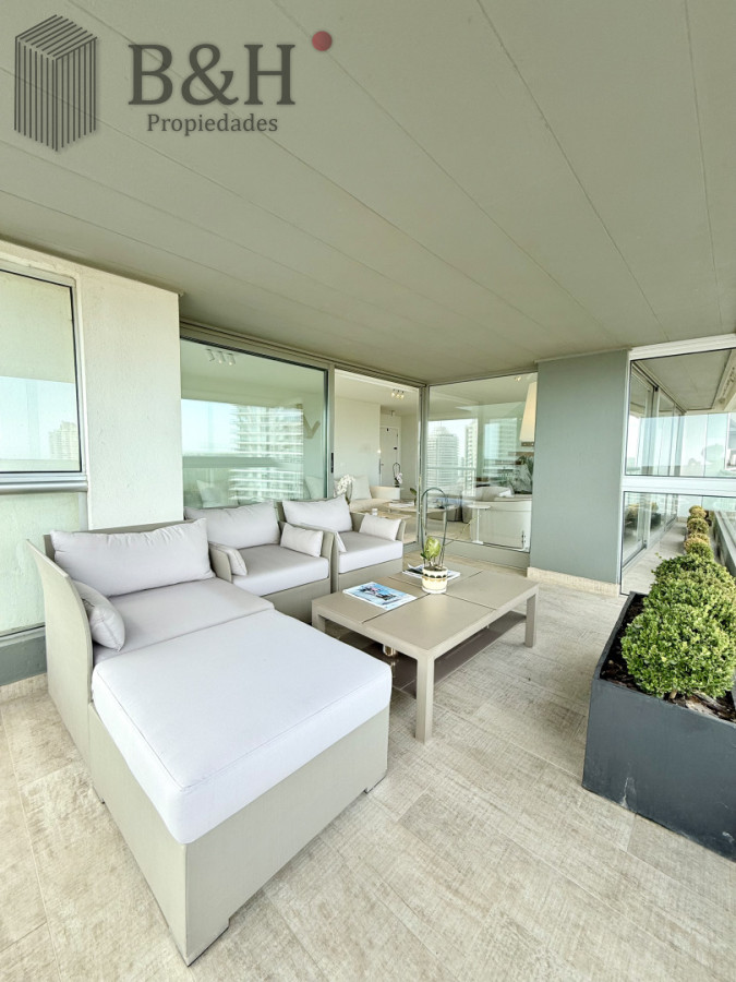 Apartamento ID.6402 - Apartamento Penthouse finamente decorado de 3 dormitorios con parrillero propio en alquiler temporario, Roosevelt Brava, Punta del Este