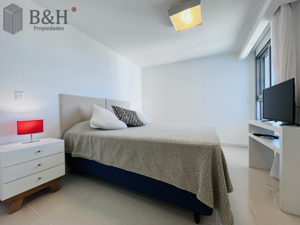 Apartamento ID.3294 - Apartamento con Vista al Mar de 3 Dormitorios y Dependencia + Parrillero en Playa Brava, Punta del Este 