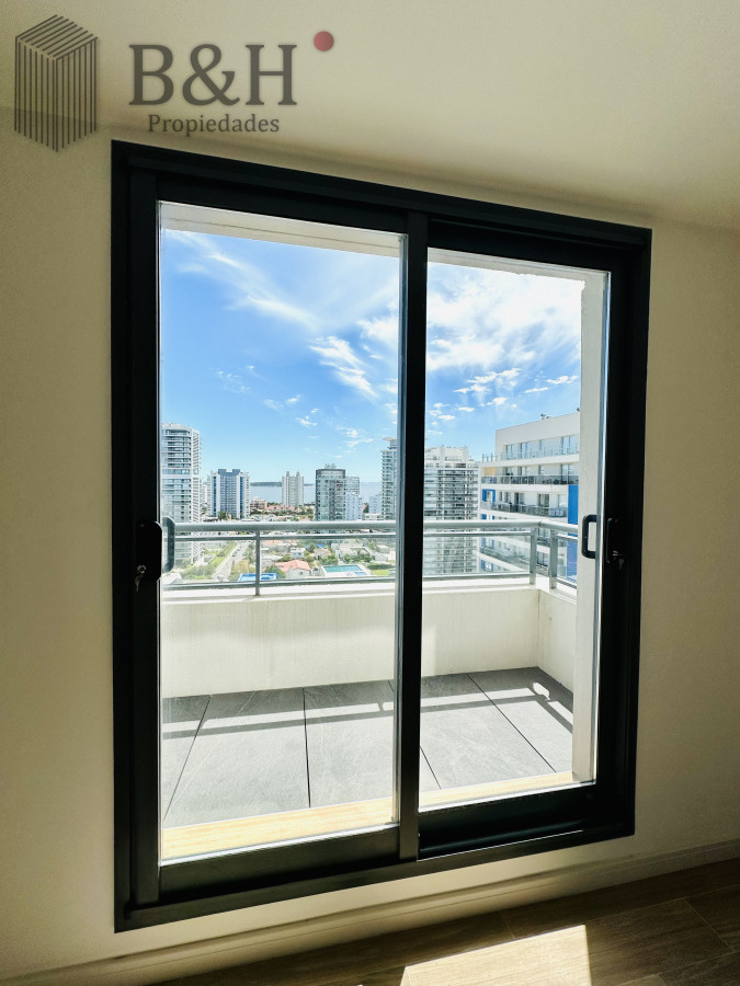 Apartamento ID.6873 - Venta de apartamento con vista al mar y muy luminoso de 2 dormitorios con 2 baños, Playa Brava Aidy Grill, Punta del Este
