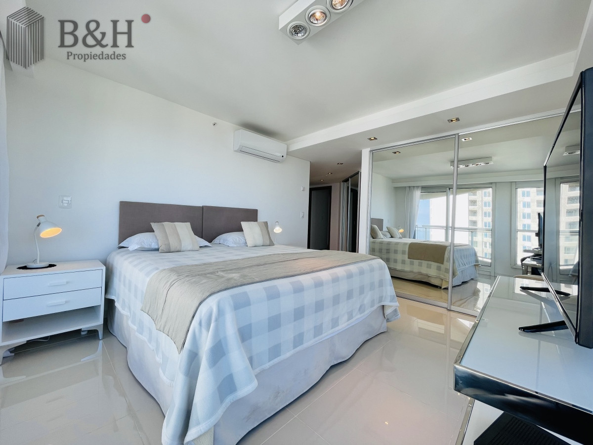 Apartamento ID.3294 - Apartamento con Vista al Mar de 3 Dormitorios y Dependencia + Parrillero en Playa Brava, Punta del Este 