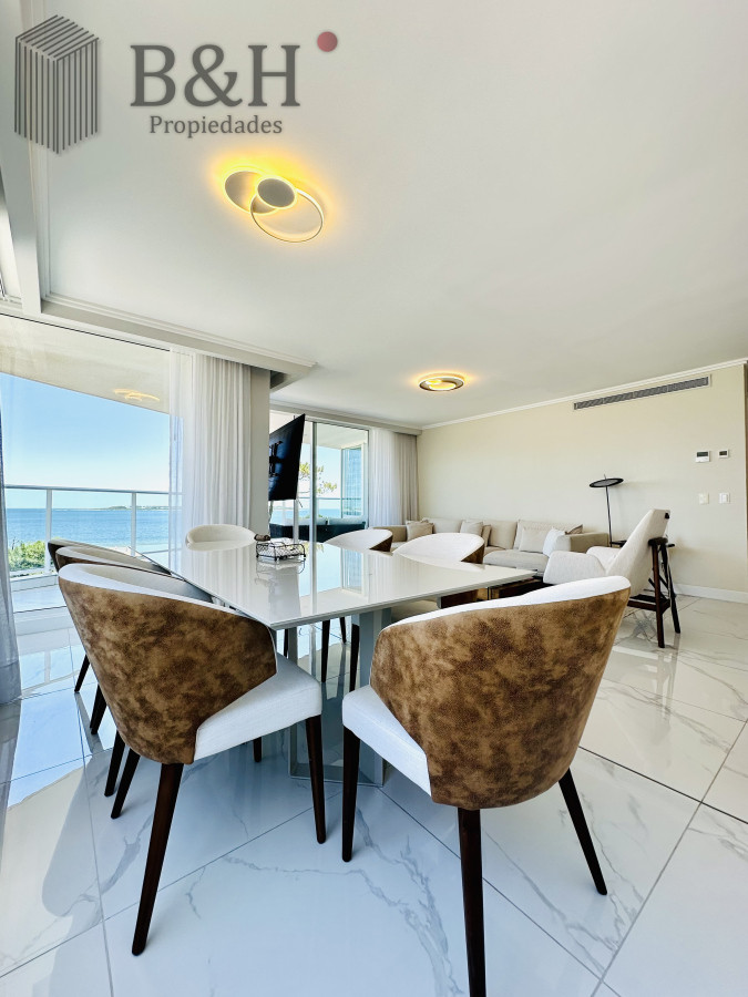 Apartamento ID.3916 - Apartamento Frente al Mar de 3 Dormitorios y Dependencia en Playa Mansa, Punta del Este 