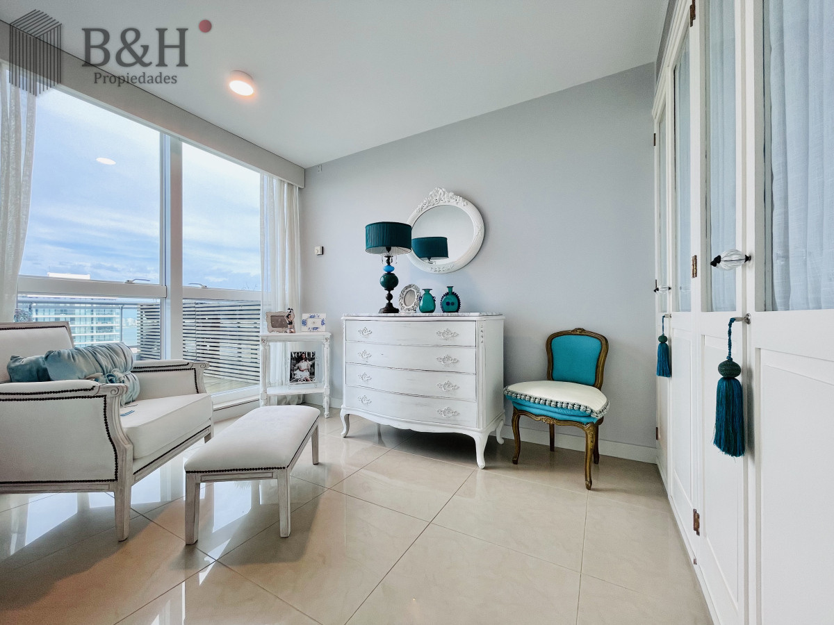 Apartamento ID.4496 - Lujoso Penthouse de 4 Dormitorios con Vista al Mar sobre Playa Mansa, Punta del Este