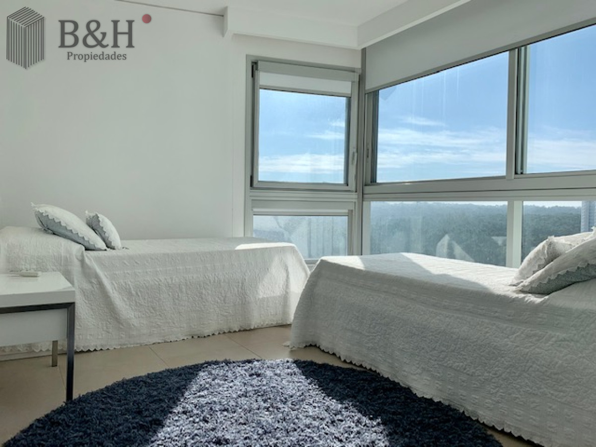 Apartamento ID.5732 - Venta y alquiler temporario de apartamento de tres dormitorios mas dependencia de servicio en Playa Brava