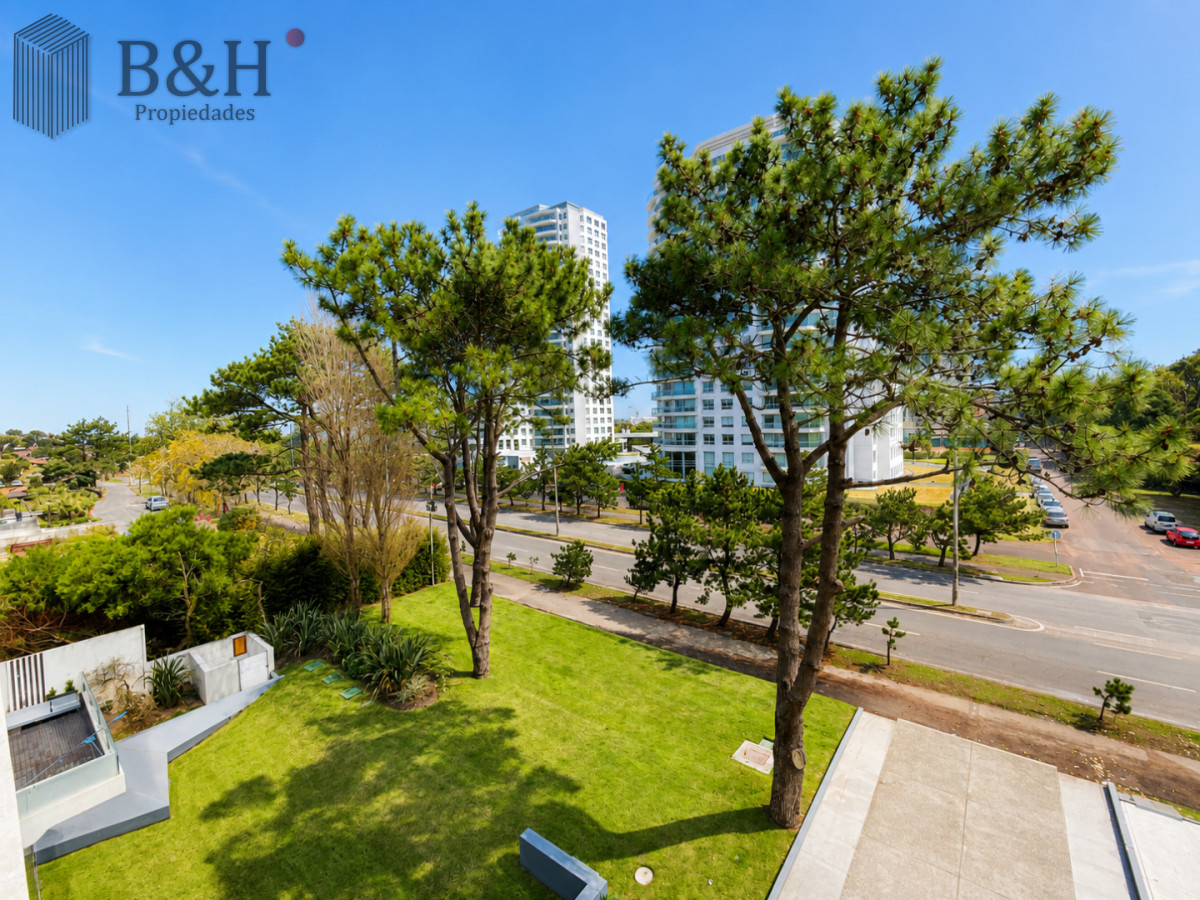 Apartamento ID.5297 - Moderno Apartamento de 2 Dormitorios sobre Roosevelt, a pasos de Playa Brava, en Alquiler Anual 