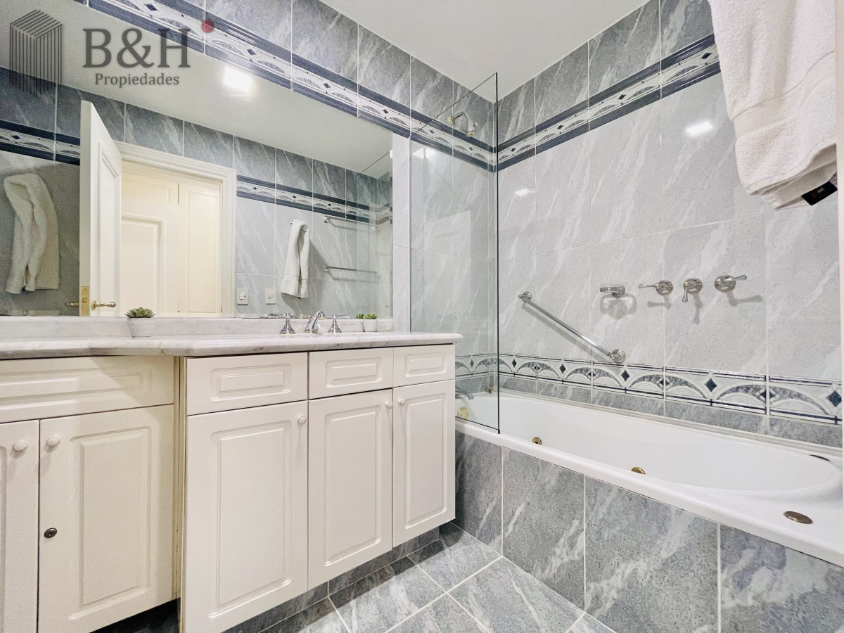 Apartamento ID.2030 - Apartamento de 3 Dormitorios sobre Playa Mansa, en Venta y Alquiler