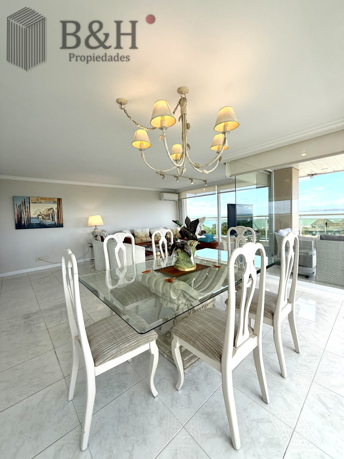Apartamento ID.6171 - Alquiler temporario de apartamento esquinero de tres dormitorios más dependencia de servicio sobre Playa Mansa, Punta del Este