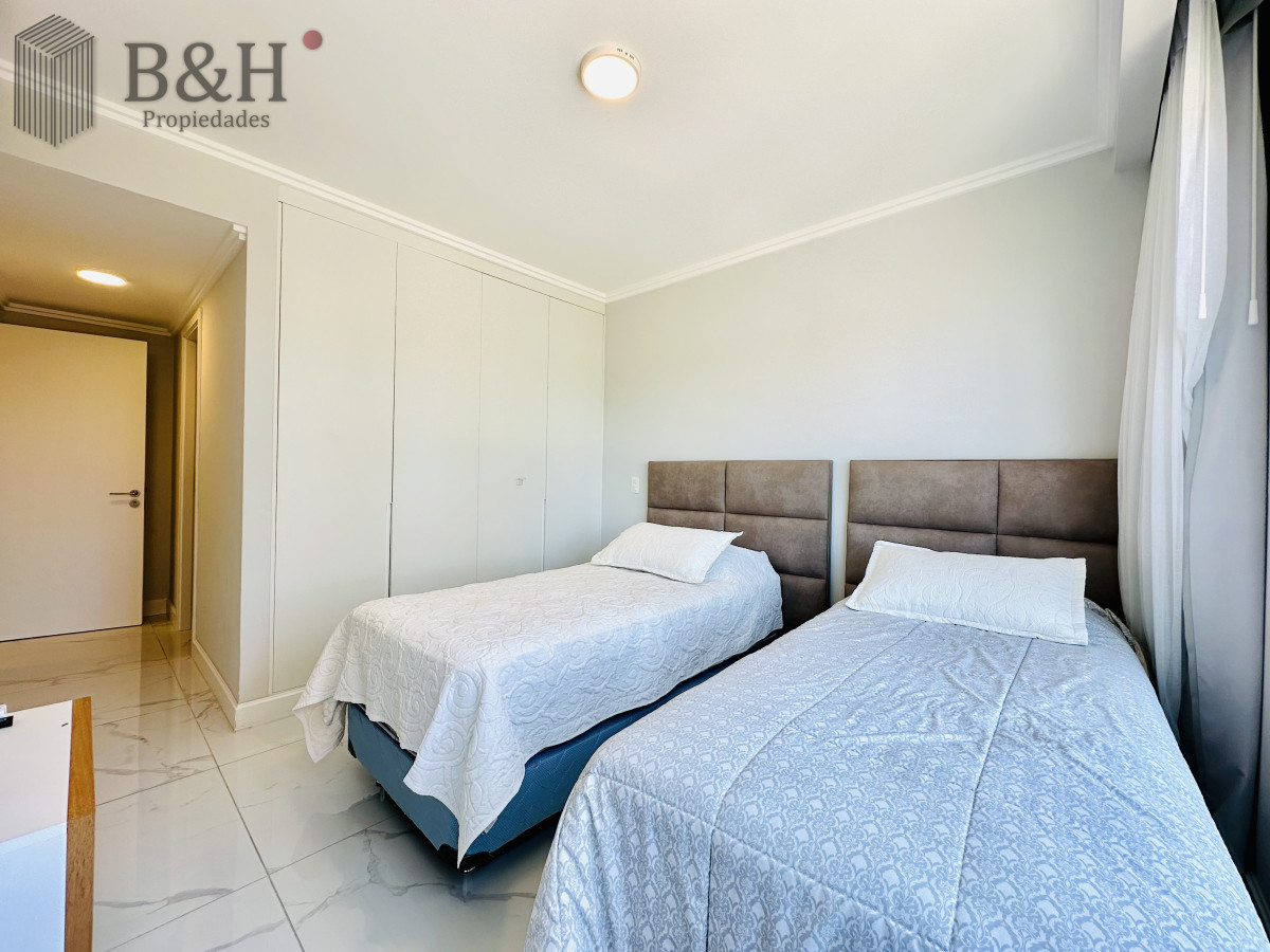 Apartamento ID.3916 - Apartamento Frente al Mar de 3 Dormitorios y Dependencia en Playa Mansa, Punta del Este 