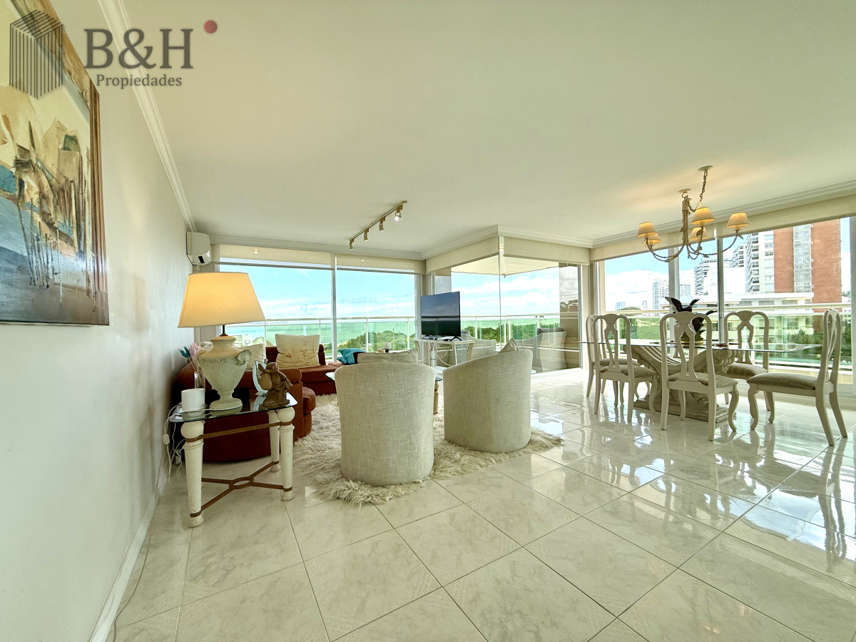 Apartamento ID.6171 - Alquiler temporario de apartamento esquinero de tres dormitorios más dependencia de servicio sobre Playa Mansa, Punta del Este