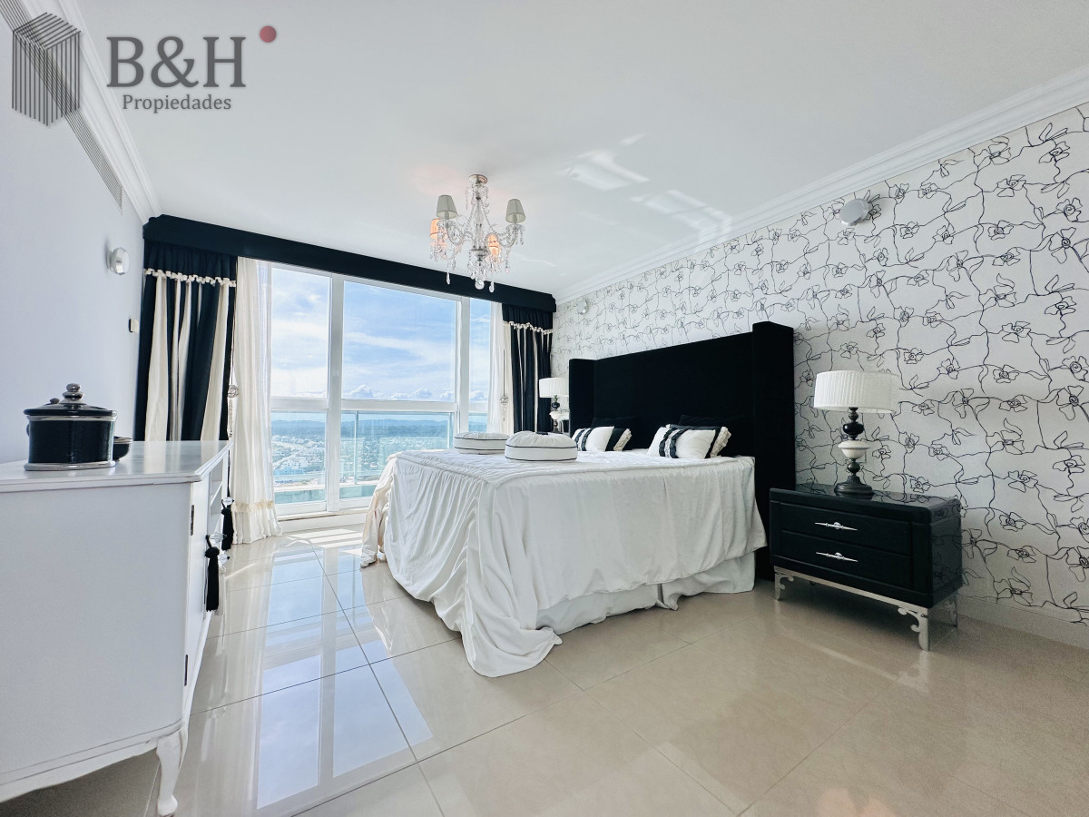 Apartamento ID.4496 - Lujoso Penthouse de 4 Dormitorios con Vista al Mar sobre Playa Mansa, Punta del Este