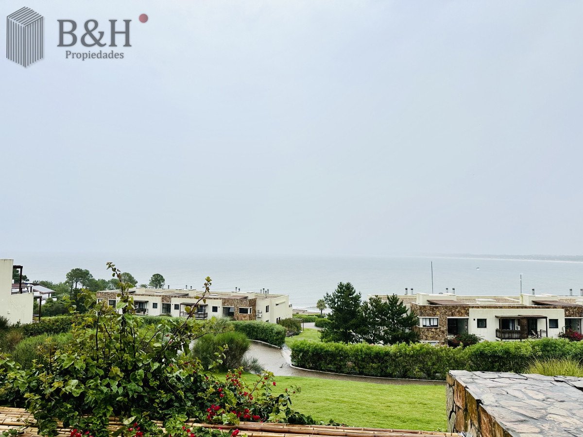 Apartamento ID.6472 - Excelente y amplio departamento duplex en venta de 3 dormitorios mas dependencia con parrillero, Punta Ballena
