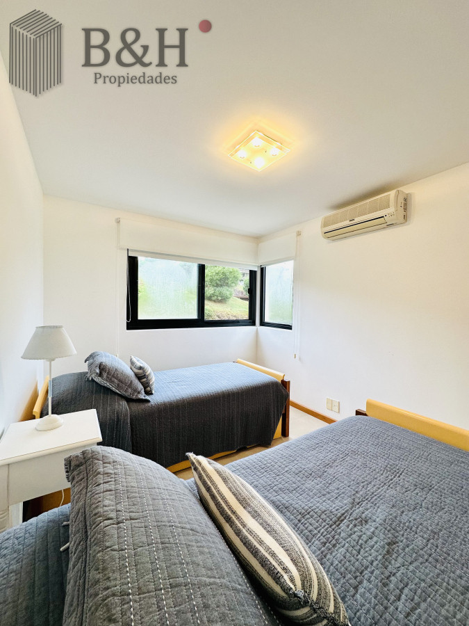Apartamento ID.6472 - Excelente y amplio departamento duplex en venta de 3 dormitorios mas dependencia con parrillero, Punta Ballena