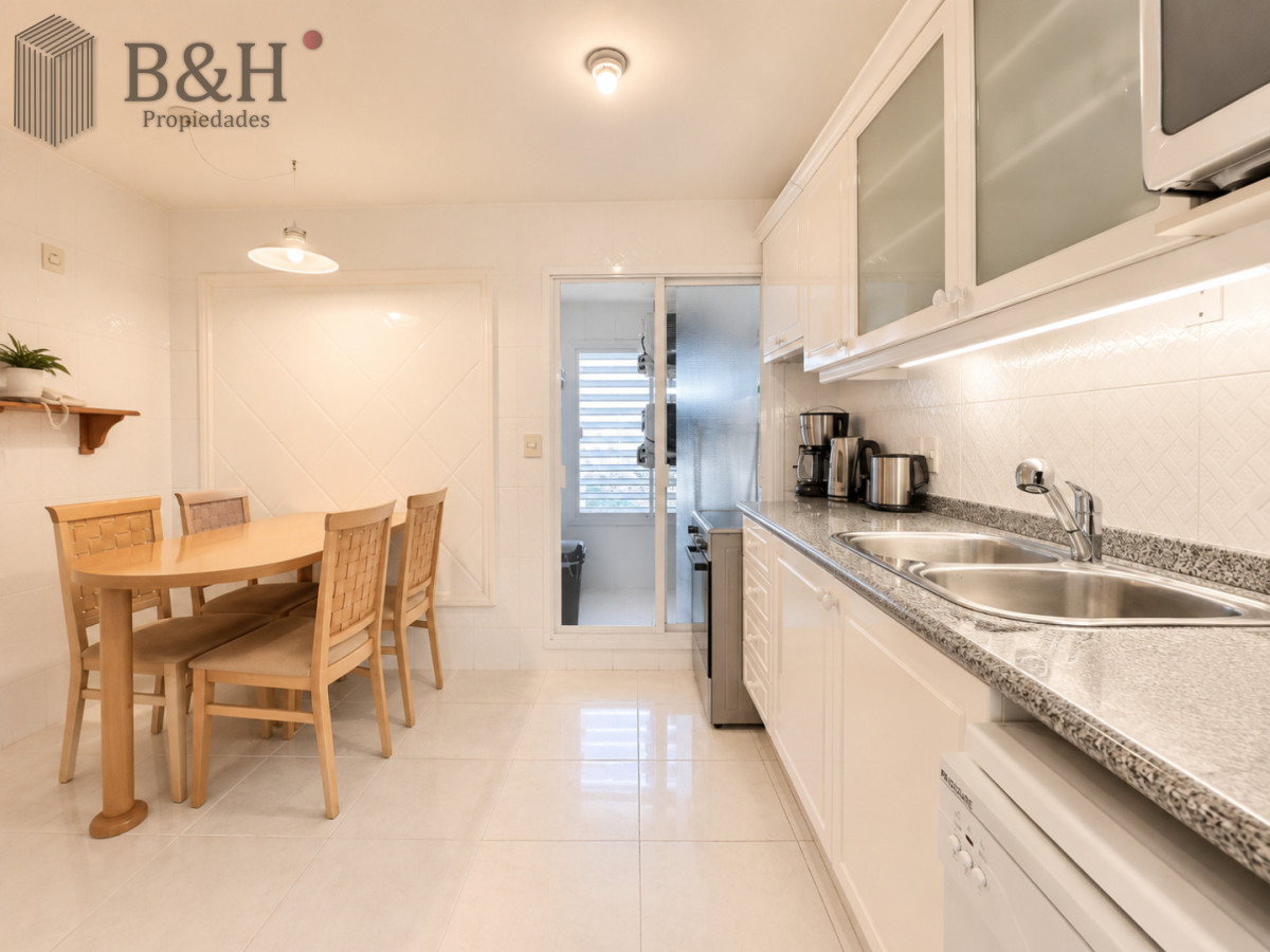 Apartamento ID.2030 - Apartamento de 3 Dormitorios sobre Playa Mansa, en Venta y Alquiler