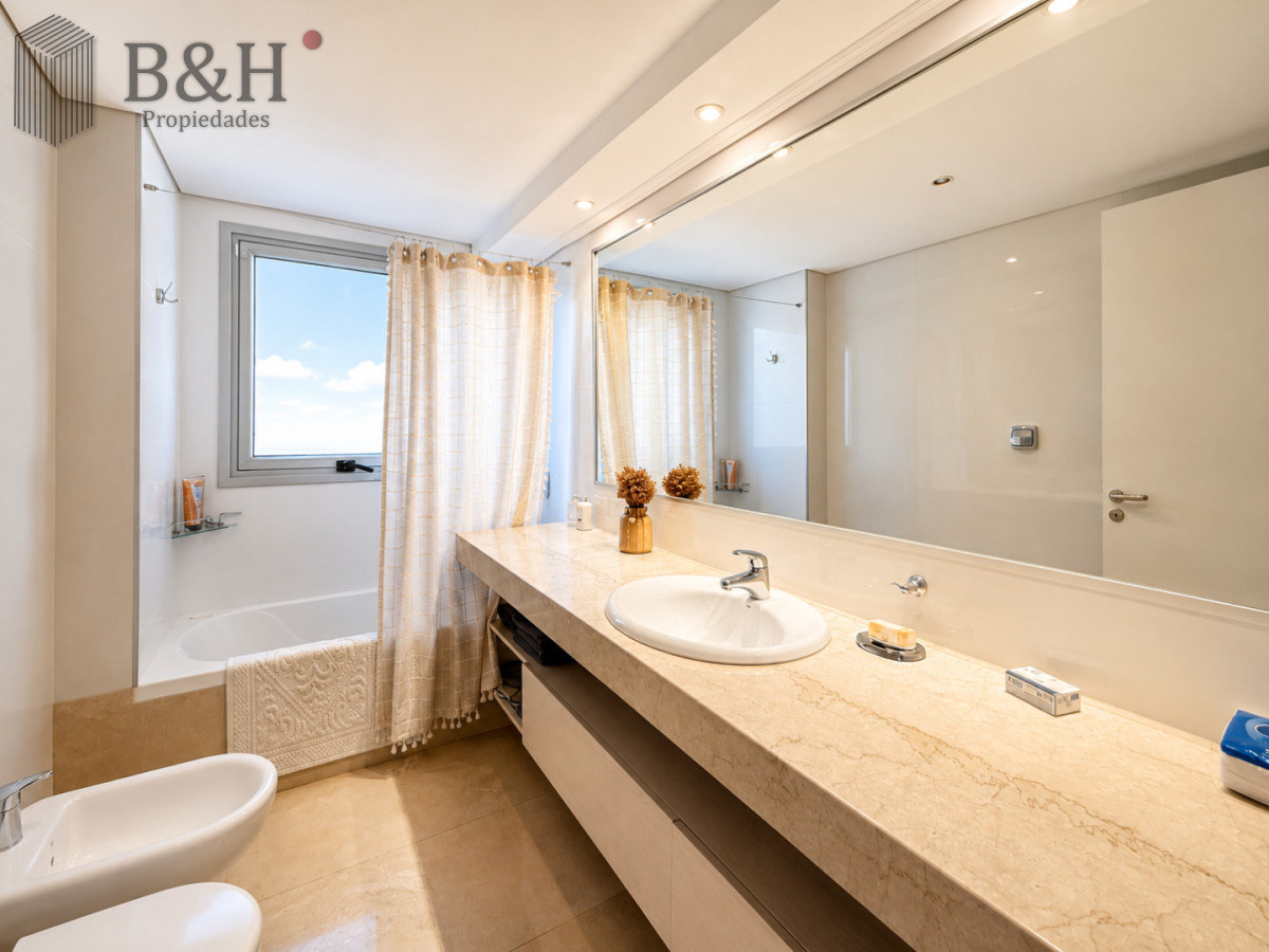 Apartamento ID.6544 - Venta de apartamento de 3 dormitorios sobre primera fila de Playa Brava, Punta del Este