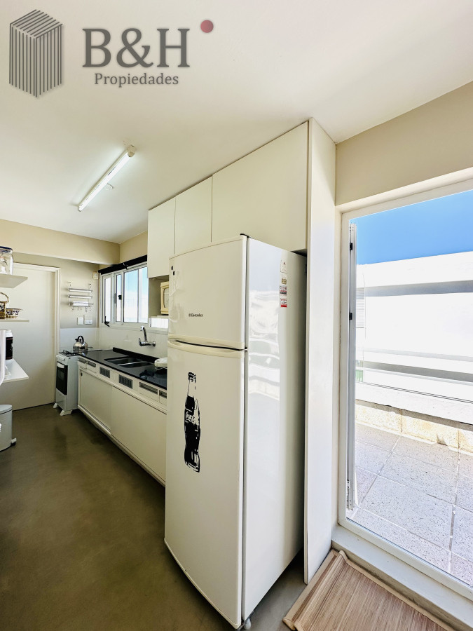 Apartamento ID.4141 - Alquiler y venta de apartamento con vista al Mar en Península de 3 dormitorios mas dependencia