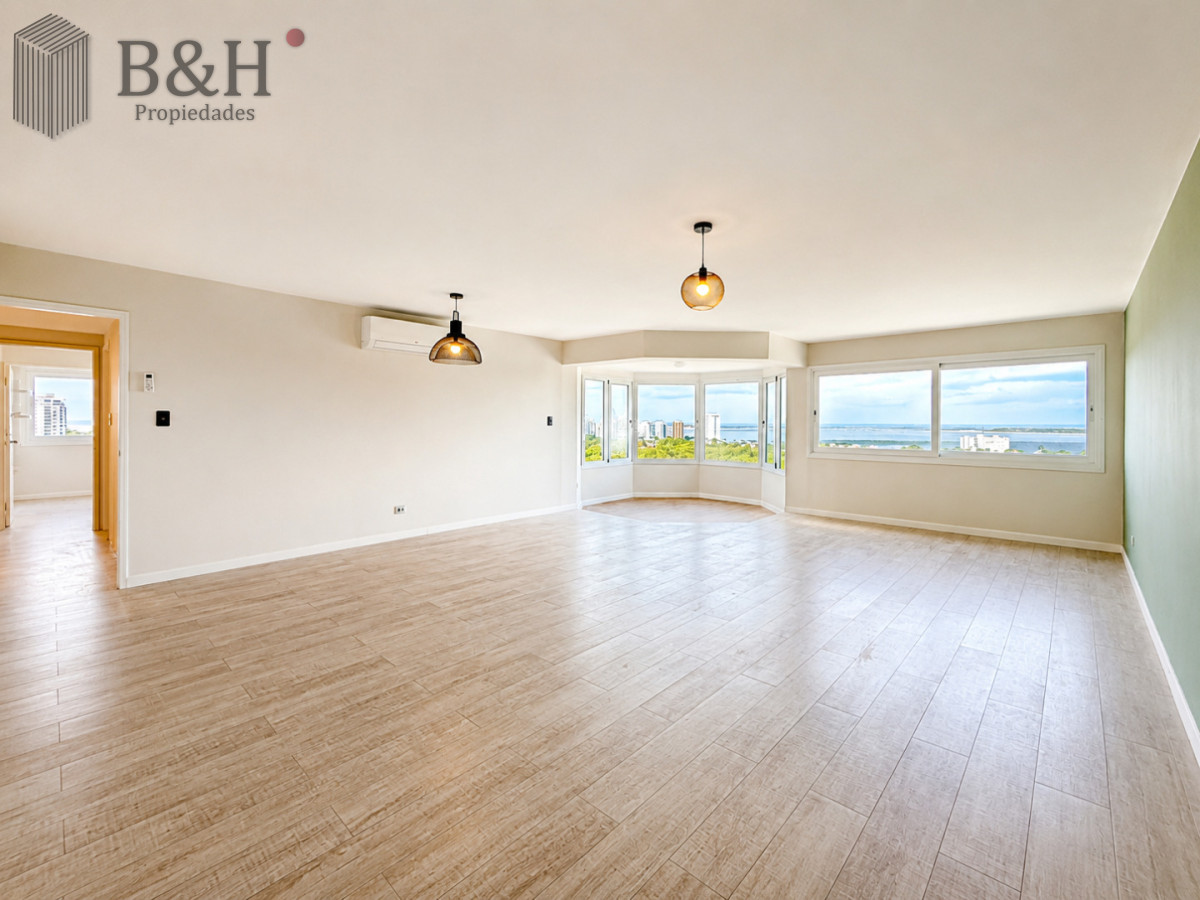 Apartamento ID.319 - Venta y alquiler anual de amplio apartamento de tres dormitorios completamente reciclado sobre Roosevelt, Punta del Este