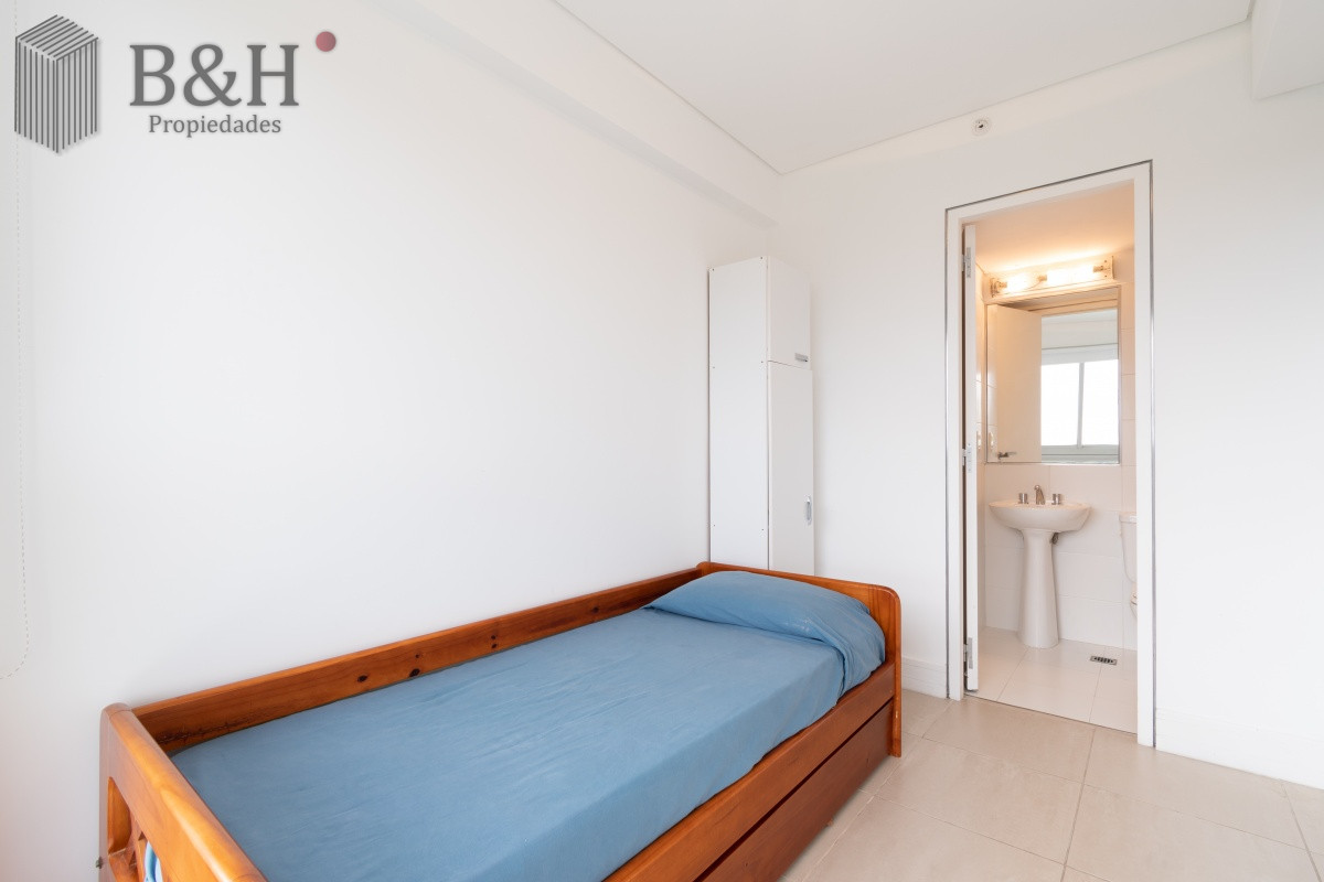 Apartamento ID.5732 - Venta y alquiler temporario de apartamento de tres dormitorios mas dependencia de servicio en Playa Brava