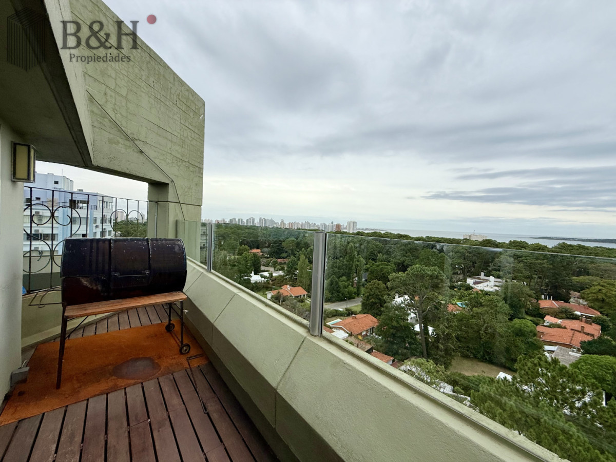 Apartamento ID.6726 - Penthouse con vista al mar en Punta del Este, 2 Dormitorios, en Alquiler Anual