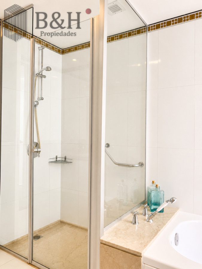 Apartamento ID.1233 - Venta y alquiler de departamento esquinero de tres dormitorios mas dependencia de servicio, Torre LE PARC, playa Brava. Punta del Este