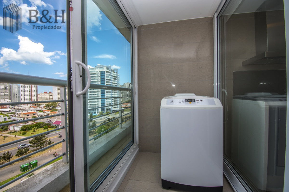 Apartamento ID.5677 - Excelente Apartamento de 2 Dormitorios y Dependencia de Servicio en Playa Mansa