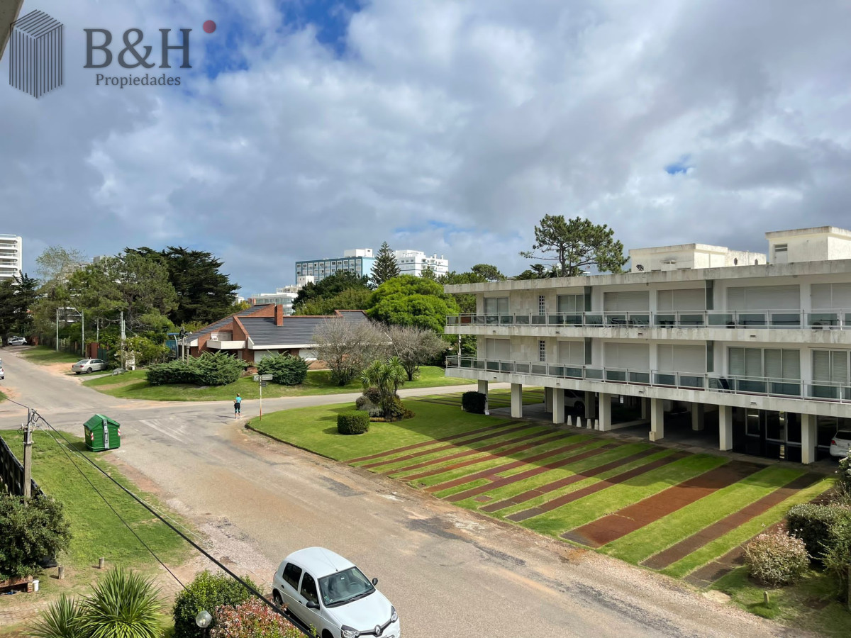 Apartamento ID.425 - Apartamento de 2 Dormitorios en Aidy Grill a Pocos Metros de Playa Brava - Venta