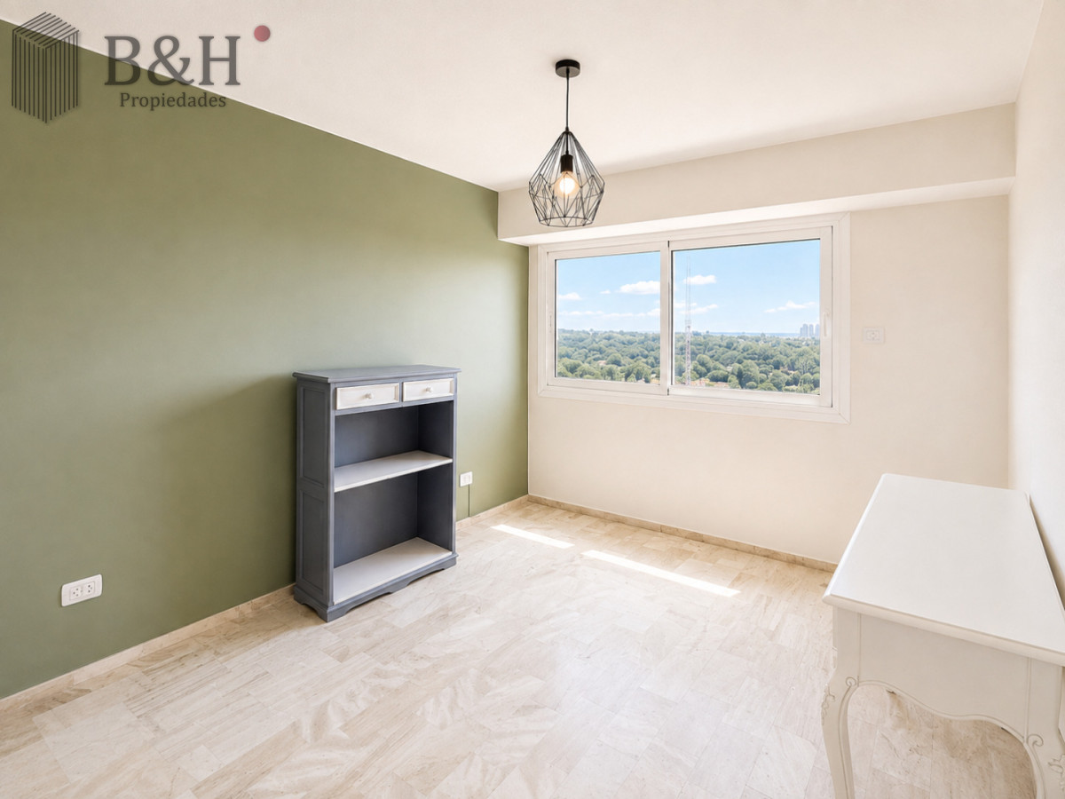 Apartamento ID.319 - Venta y alquiler anual de amplio apartamento de tres dormitorios completamente reciclado sobre Roosevelt, Punta del Este