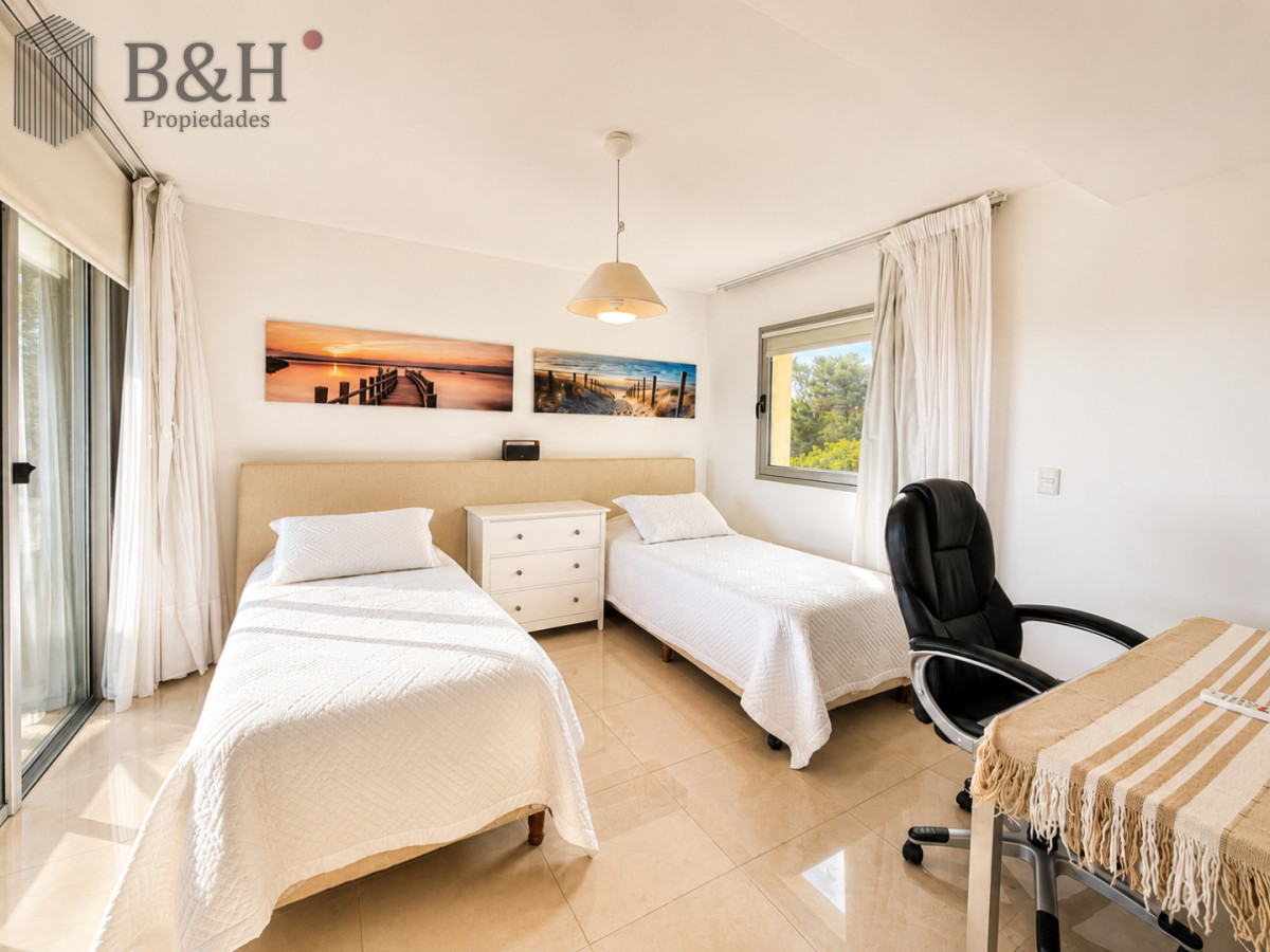 Apartamento ID.6544 - Venta de apartamento de 3 dormitorios sobre primera fila de Playa Brava, Punta del Este
