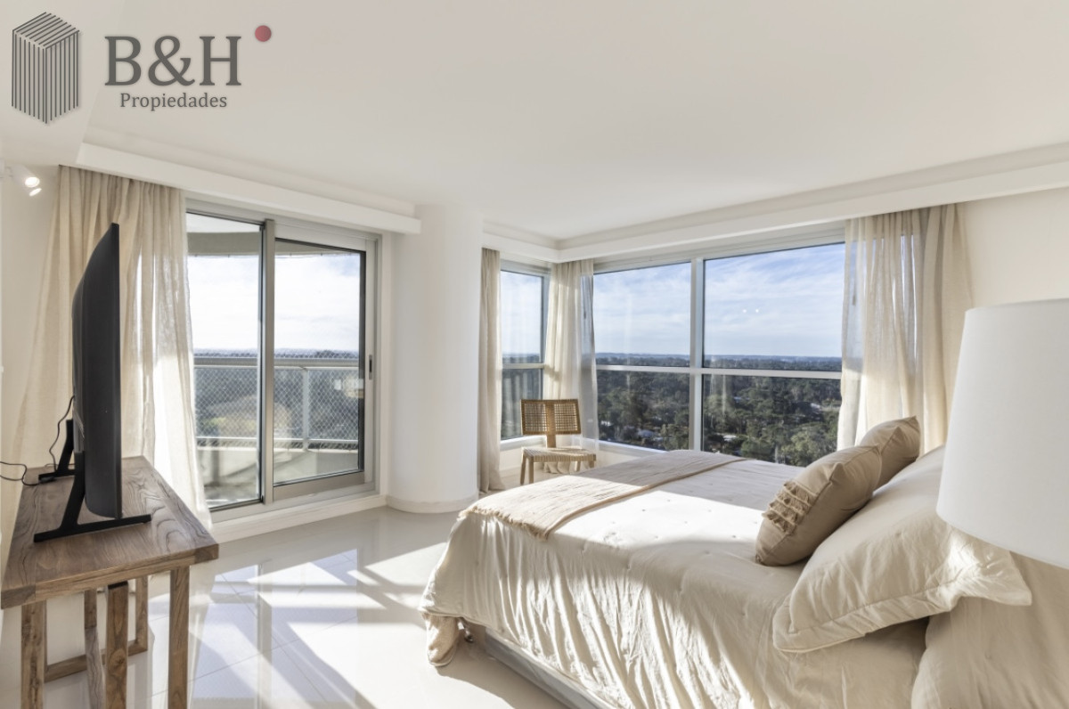 Apartamento ID.5441 - Moderno Penthouse con Vista al Mar, en Playa Brava, 3 Dormitorios con Parrillero y Dependencia de servicio