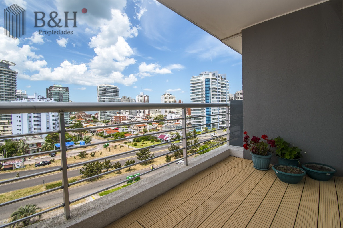Apartamento ID.5677 - Excelente Apartamento de 2 Dormitorios y Dependencia de Servicio en Playa Mansa