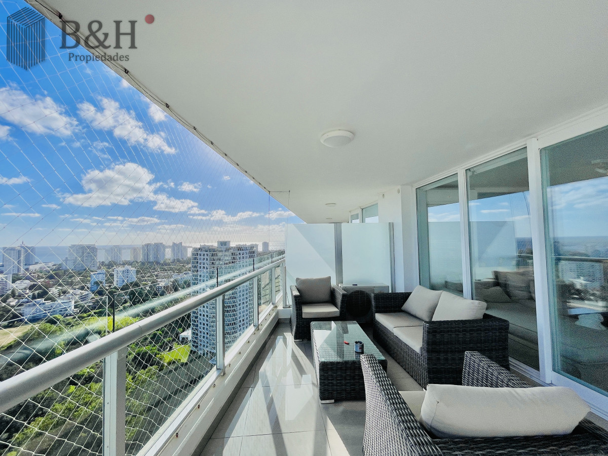 Apartamento ID.4465 -  Exclusivo Penthouse de 3 Dormitorios con Vistas panorámicas a Playa Brava, en Venta