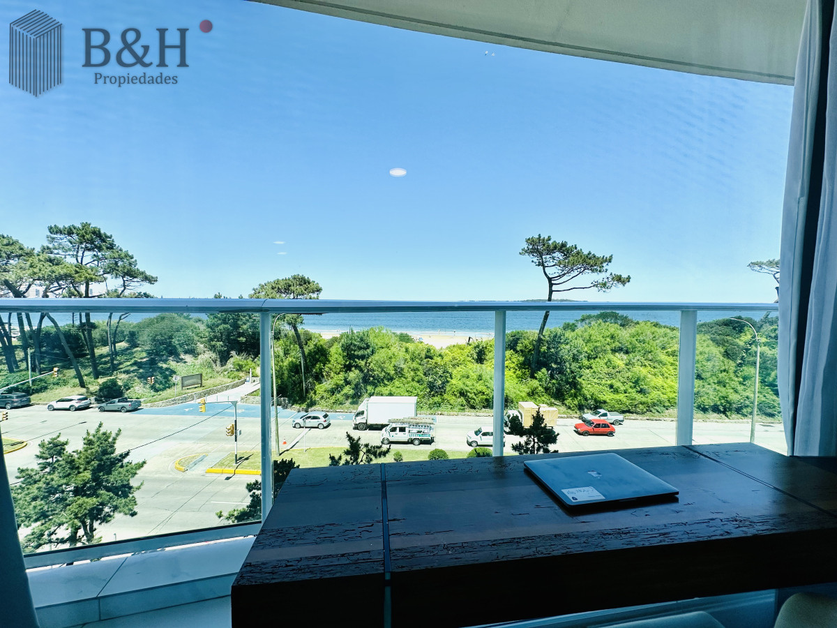 Apartamento ID.3916 - Apartamento Frente al Mar de 3 Dormitorios y Dependencia en Playa Mansa, Punta del Este 