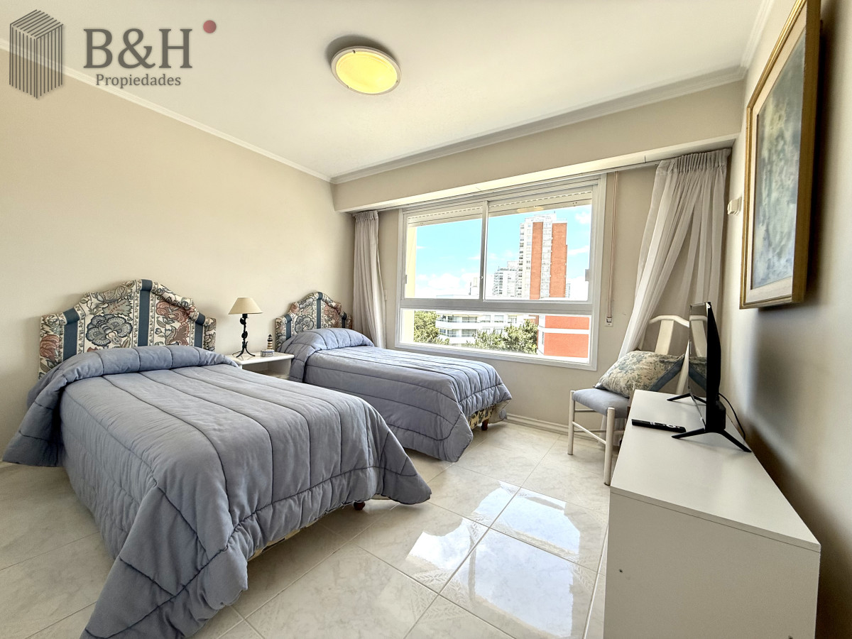 Apartamento ID.6171 - Alquiler temporario de apartamento esquinero de tres dormitorios más dependencia de servicio sobre Playa Mansa, Punta del Este