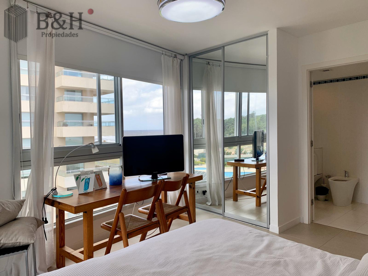 Apartamento ID.1233 - Venta y alquiler de departamento esquinero de tres dormitorios mas dependencia de servicio, Torre LE PARC, playa Brava. Punta del Este