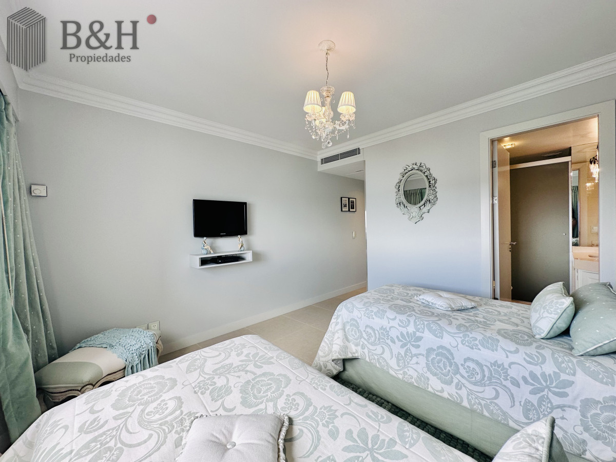Apartamento ID.4496 - Lujoso Penthouse de 4 Dormitorios con Vista al Mar sobre Playa Mansa, Punta del Este
