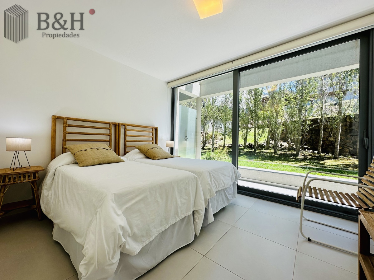 Apartamento ID.6877 - Venta y Alquiler temporario de apartamento moderno de dos dormitorios con parrillero en Punta Ballena
