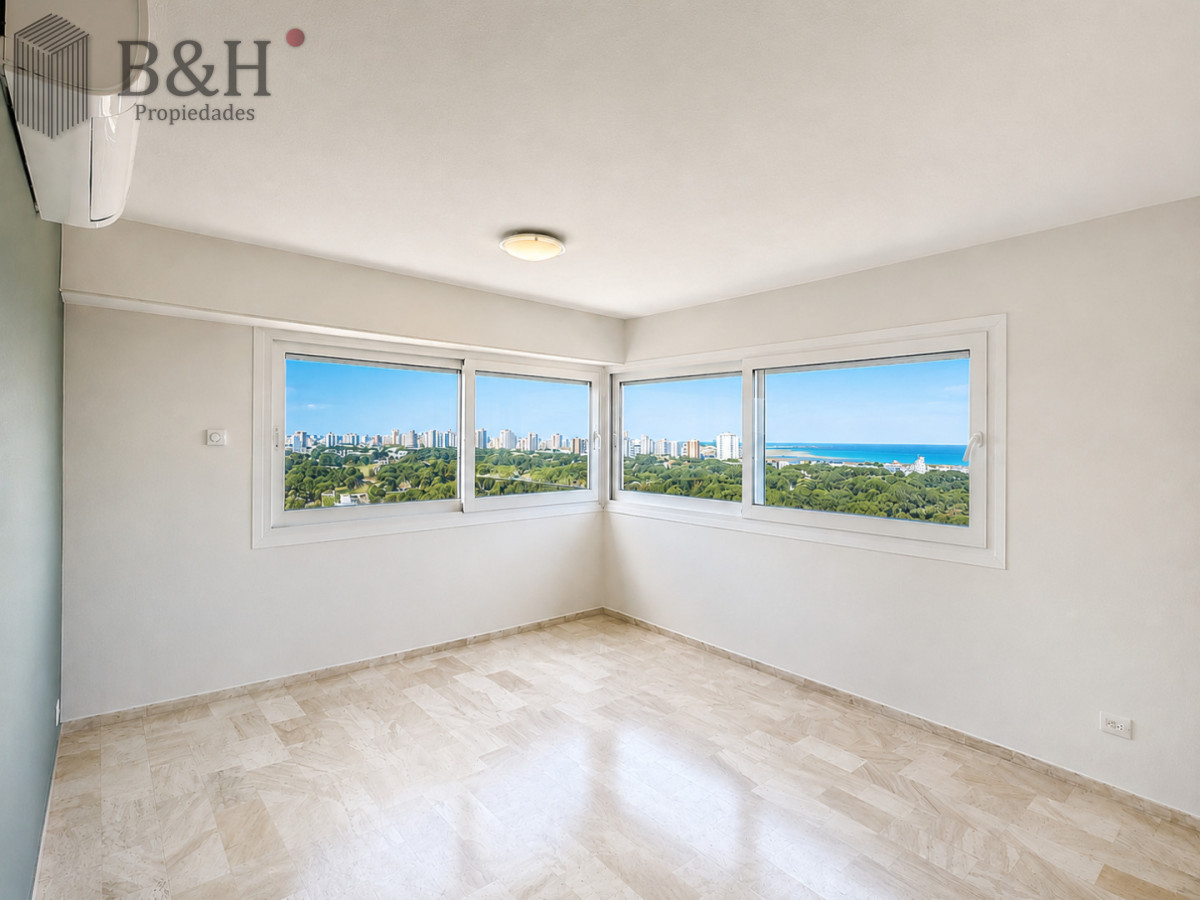 Apartamento ID.319 - Venta y alquiler anual de amplio apartamento de tres dormitorios completamente reciclado sobre Roosevelt, Punta del Este