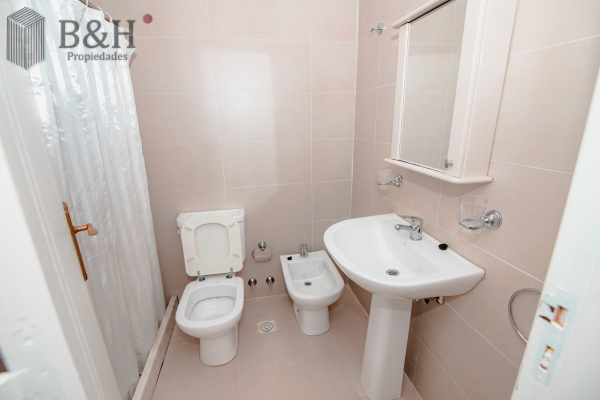 Apartamento ID.852 - Oportunidad en Venta de Apartamento de planta baja con salida al jardín de tres dormitorios en Playa Montoya