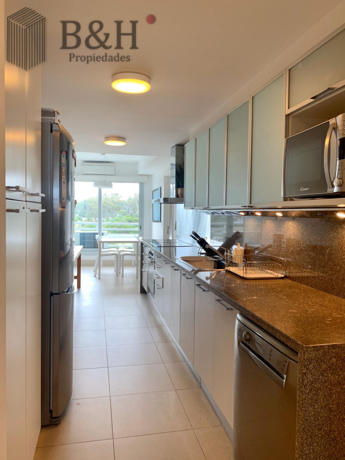 Apartamento ID.1233 - Venta y alquiler de departamento esquinero de tres dormitorios mas dependencia de servicio, Torre LE PARC, playa Brava. Punta del Este